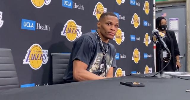 乐鱼体育官方网站-得分20-篮板助攻没上双 湖人却喜迎冷静版韦少